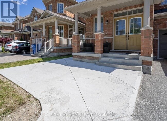 Building Photo - 136 Durhamview Cres