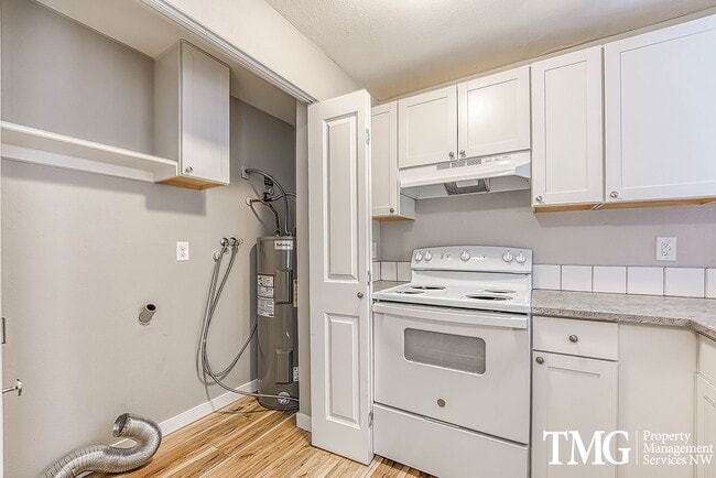 Photo - Bright Upper-Level 2 BD with Covered Deck Apartment