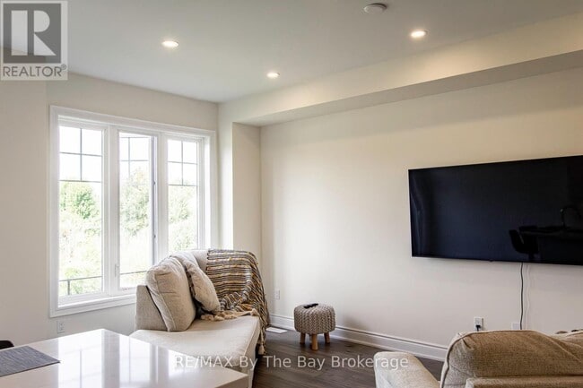 Building Photo - 18 Little River Xing