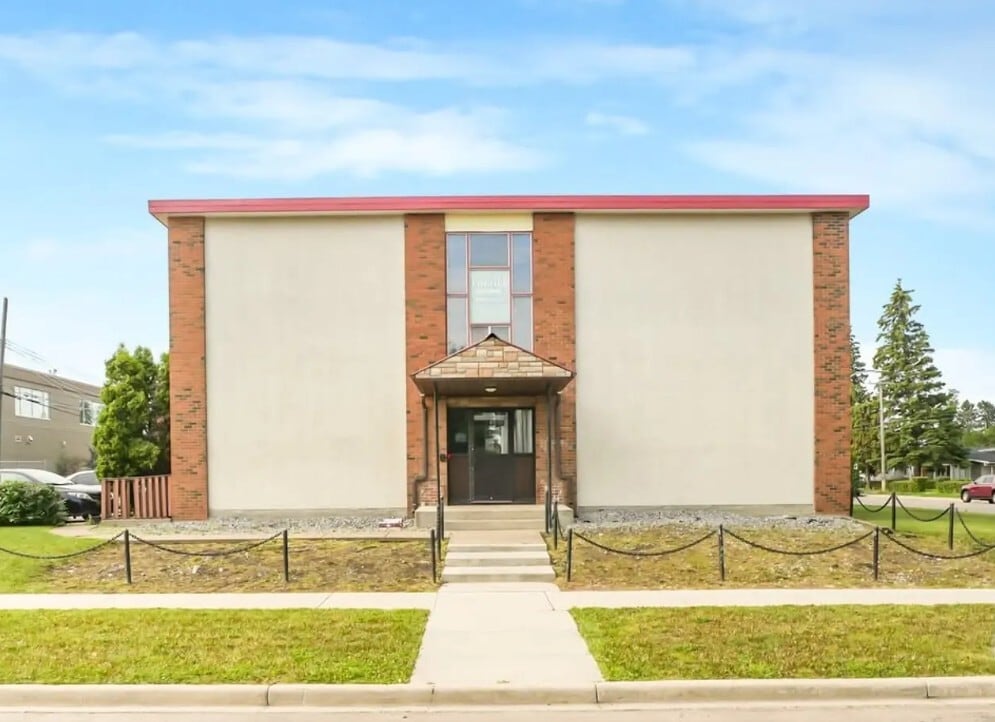 Photo du bâtiment - 9725-9130 130 Ave NW