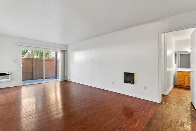 Foto del edificio - "Chic 1-Bedroom Haven in Santa Ana – 700 Sq Ft of Modern Comfort!"