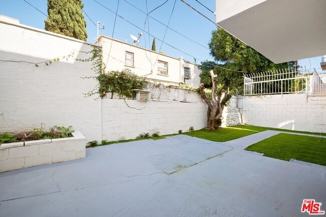 Foto del edificio - 8529 Saturn St