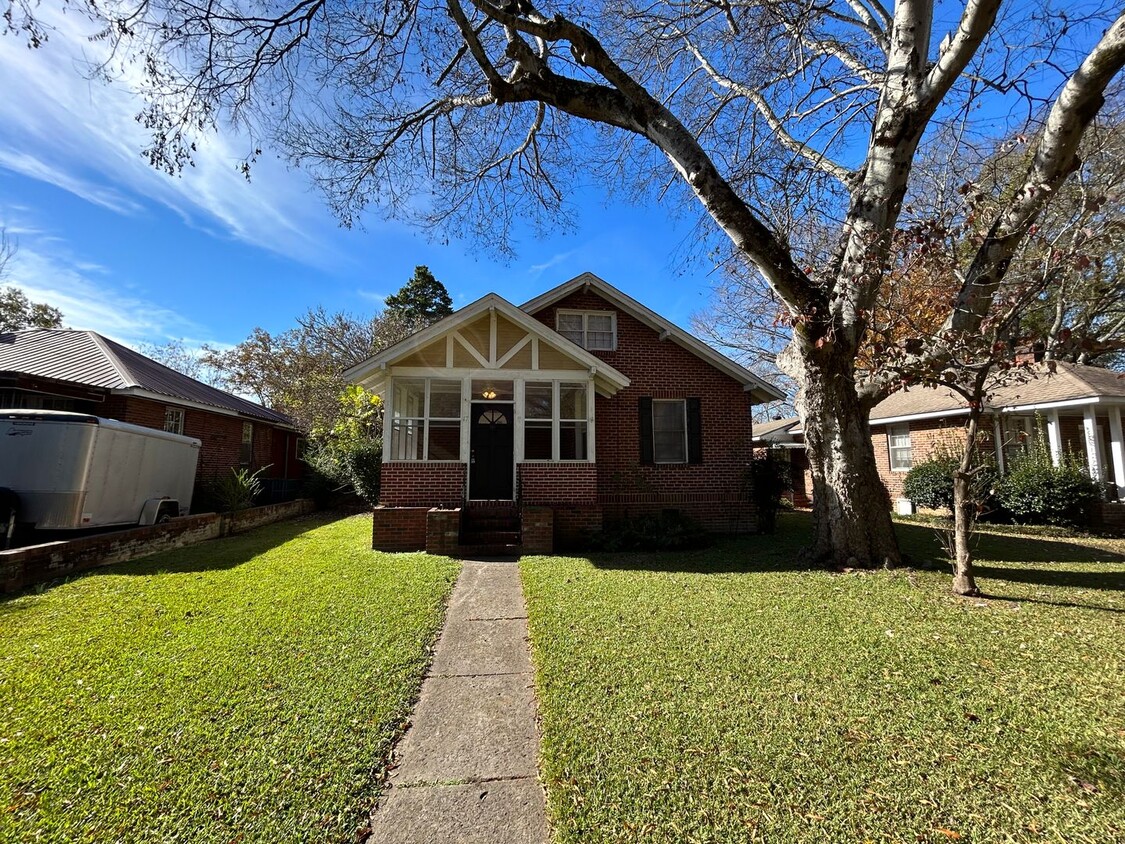 Primary Photo - 3/1.5 Brick House in Celanese $1,395