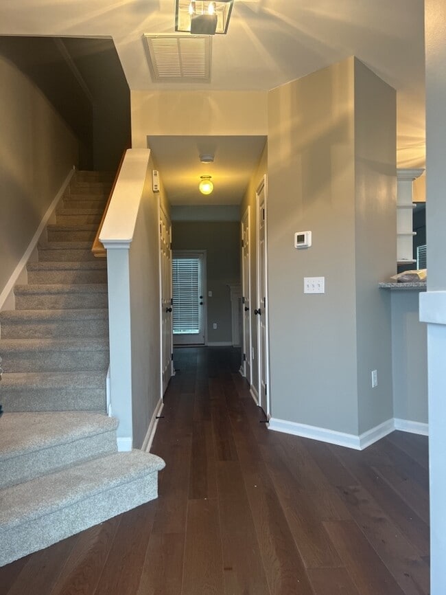 Building Photo - Lovely Greer Townhome