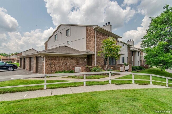 Building Photo - 6598 Maple Lakes Dr