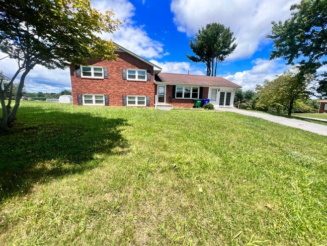 Foto del edificio - Christiansburg, 3 BR / 2 BA, Available Now