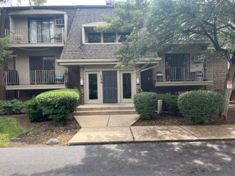Foto principal - 134 E Bailey Rd