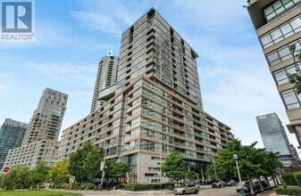 Building Photo - 10 Capreol Ct