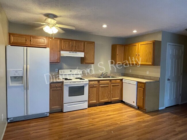 Foto del edificio - 3 Bedroom Duplex Available!