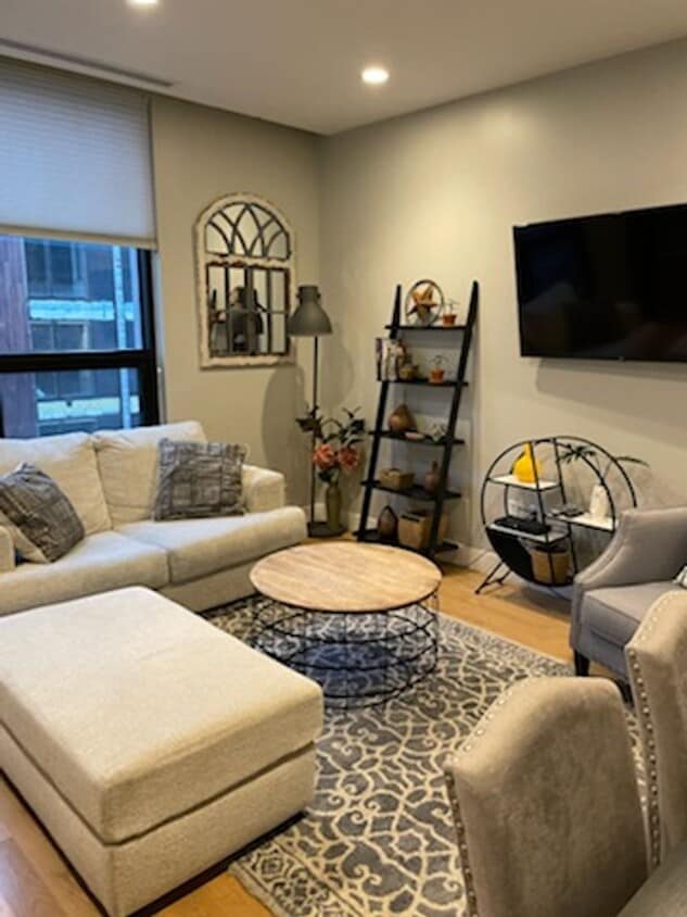 Primary Photo - Upscale Fully and Comfortably Furnished , ...