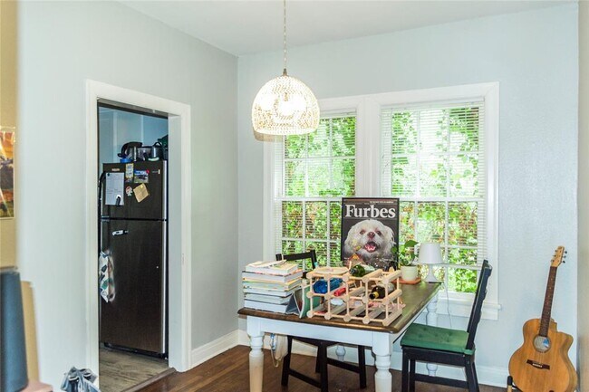 Foto del edificio - 1918 Robbins Pl