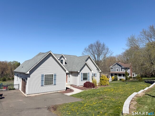 Foto del edificio - 103 Pond Hill Rd