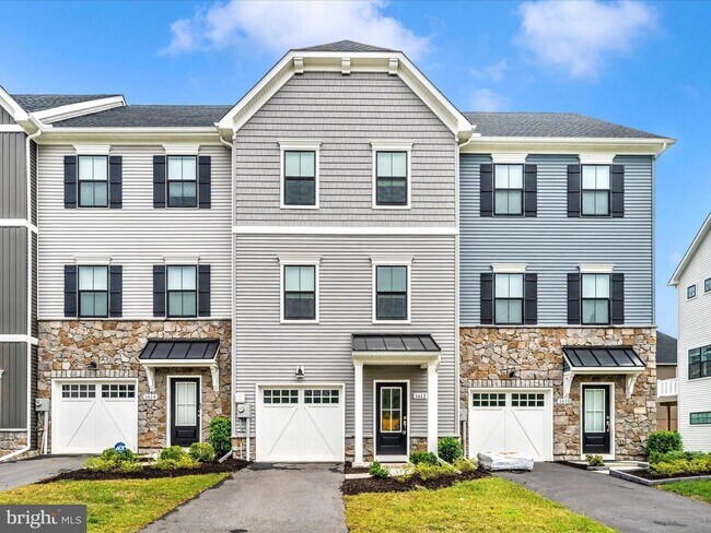 Foto del edificio - THREE LEVEL TOWN HOUSE IN KELLERTON