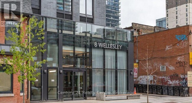 Photo du bâtiment - 8-3908 Wellesley St W