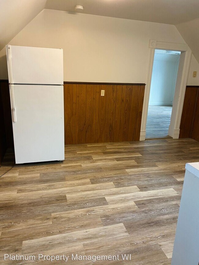 Building Photo - 1005 E 7th St