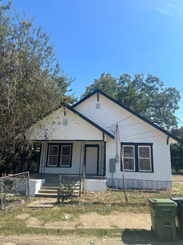 Primary Photo - 1412 Burleson Ave