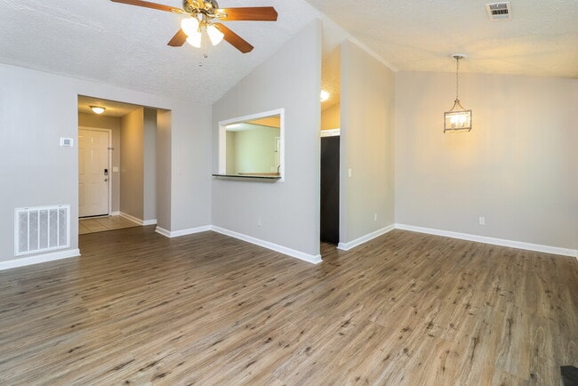 Building Photo - 353 Knollwood Ln