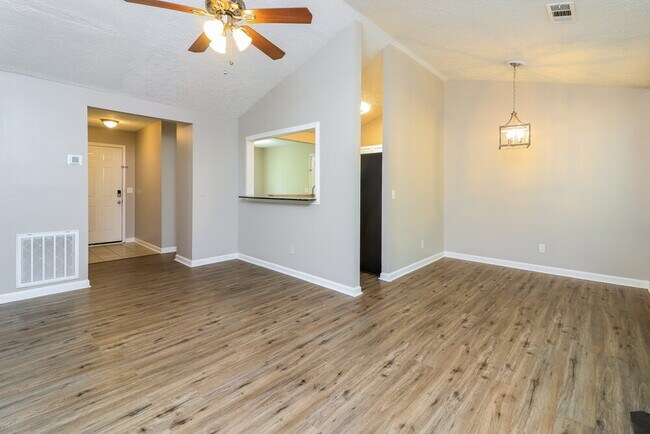 Foto del edificio - 353 Knollwood Ln