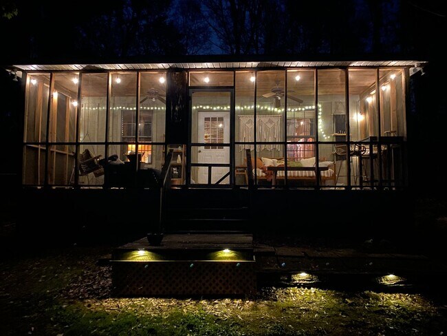Building Photo - Private Cottage