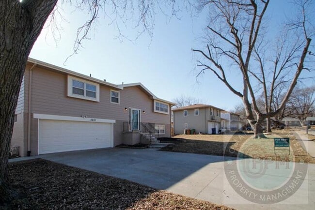 Building Photo - Charming 6 Bed 2 Bath Home Near the Offutt