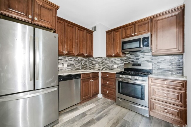 Building Photo - 45 River Dr S