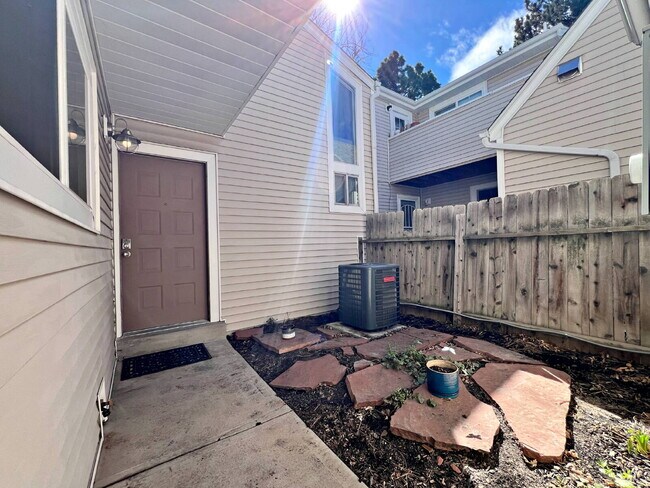 Foto del edificio - "Charming 2-Bed Townhouse Retreat on East Florida Ave with Spacious 1170 Sq Ft Layout!"
