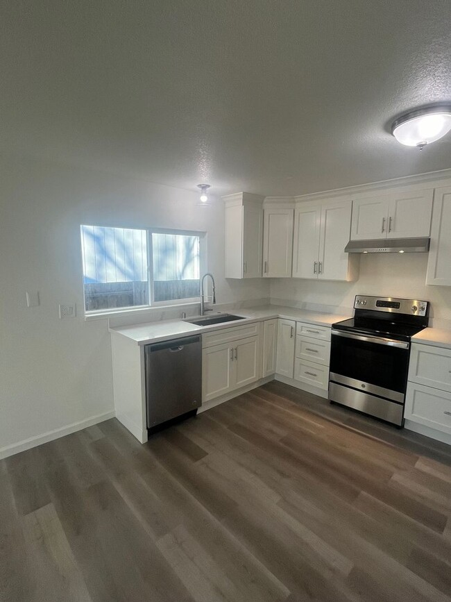 Building Photo - Newly remodeled 3 bedroom 2 bathroom Singl...