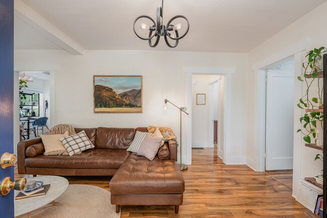 Building Photo - Charming 2 Bed, 1 Bath Home with Bonus Off...