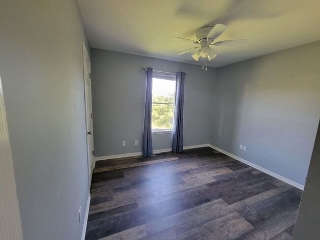 Building Photo - 5 bed/ 3 bath Single family home.