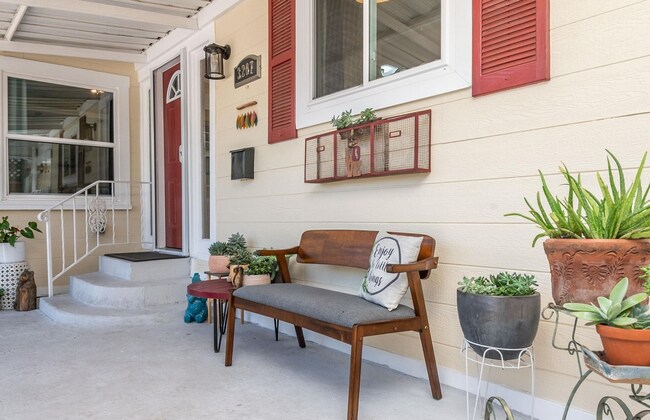 Building Photo - This 1bed/1bath bungalow comes with a BONU...