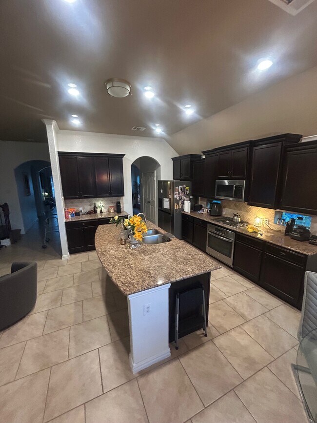 Foto del edificio - 724 Decathlon St