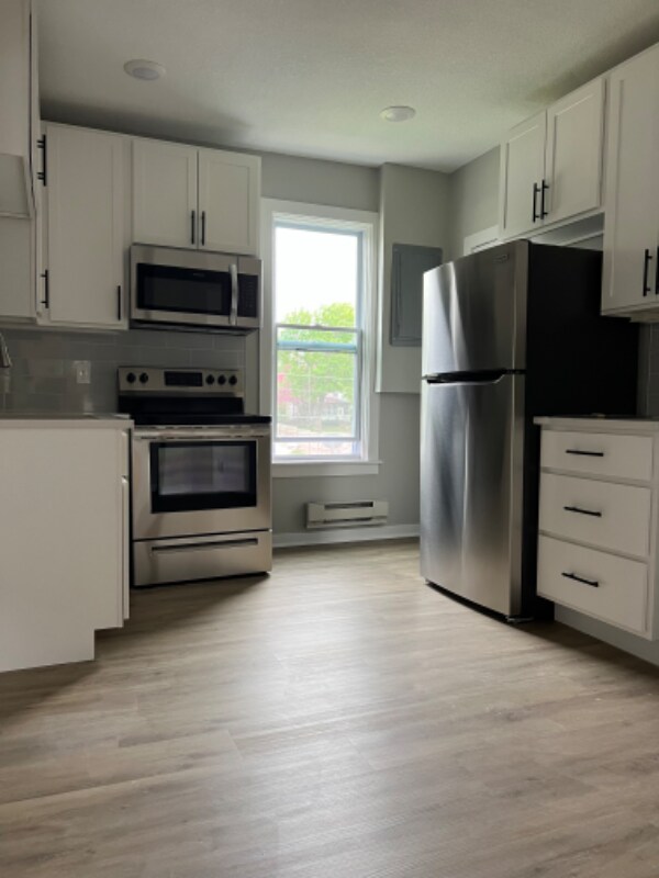 Building Photo - 846 Jessamine Ave E