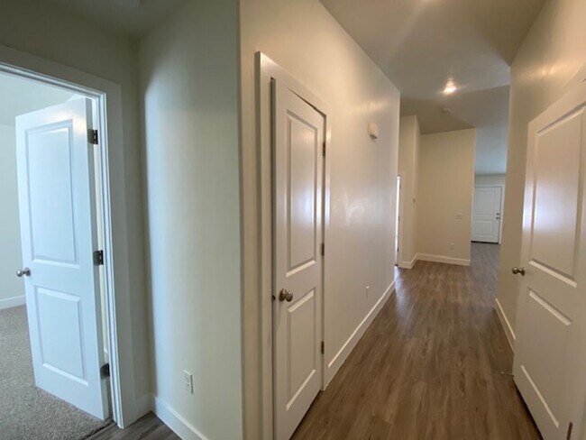 Foto del edificio - SPACIOUS HOME FOR RENT!