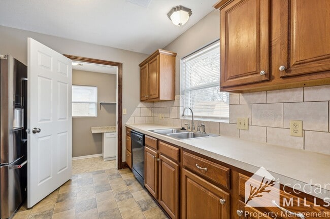 Building Photo - Spacious and updated 3 bedroom 1.5 bath home