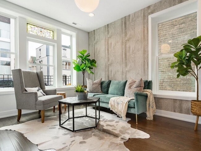 Building Photo - 1815 W Augusta Blvd