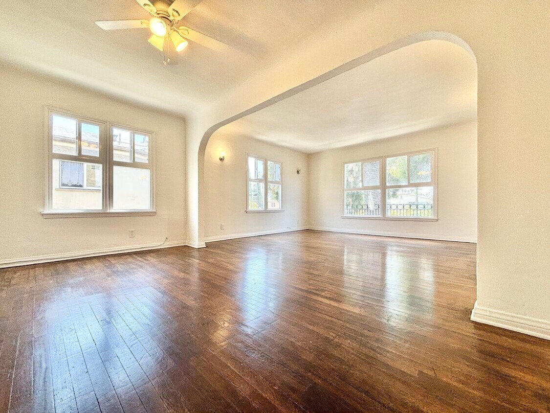 Primary Photo - 522 1/2 N Heliotrope Dr Los Angeles, CA 90004