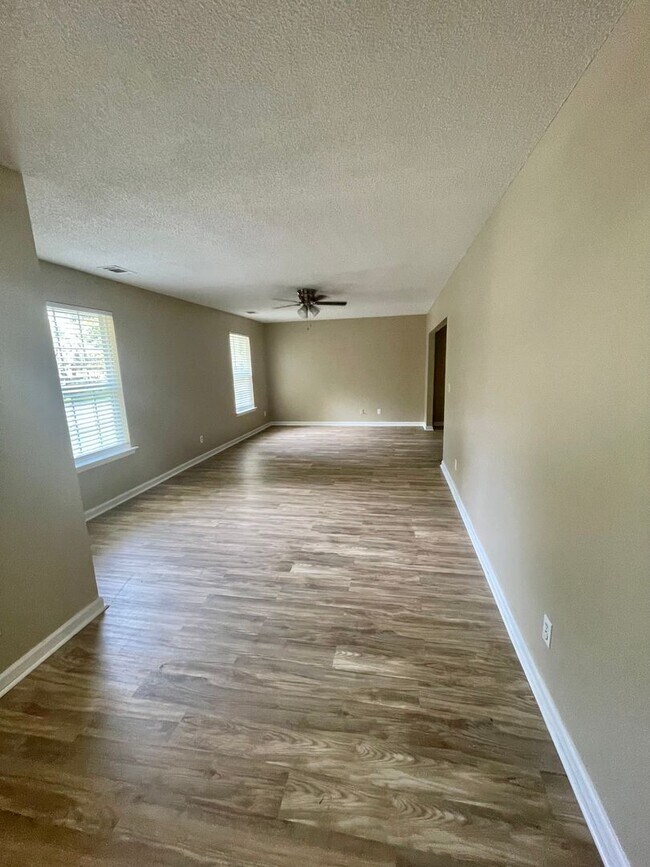 Foto del edificio - Spacious 4-Bedroom, 2-Bath Home with Fenced Backyard & Lawn Care Included