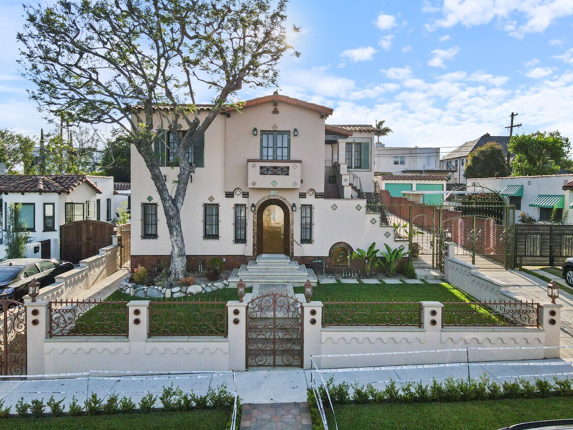 1557 S Genesee Ave, Los Angeles, CA 90019 Apartments in Los Angeles