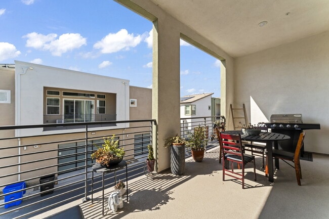 Building Photo - "Spacious 3-Bedroom Townhouse Retreat in P...