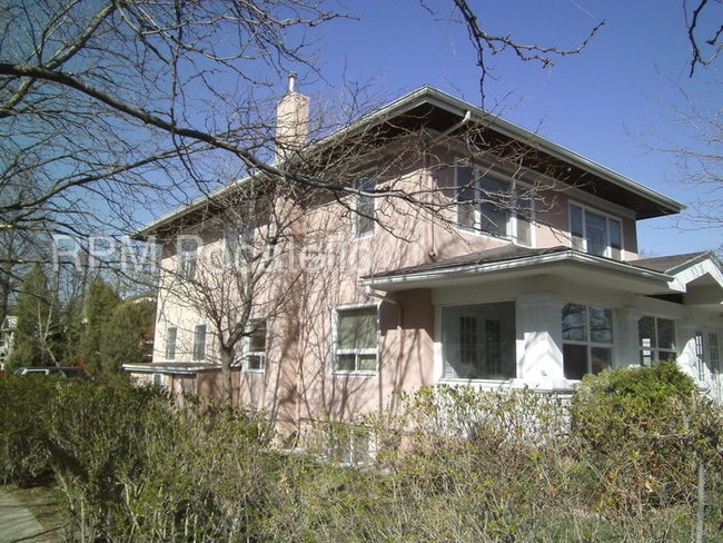 Building Photo - 655 S 6th Ave