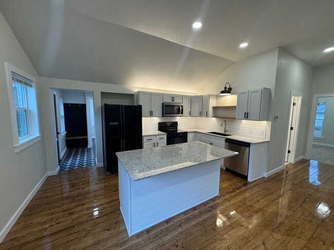 Building Photo - STUNNER within walking distance of Downtown Siloam Springs