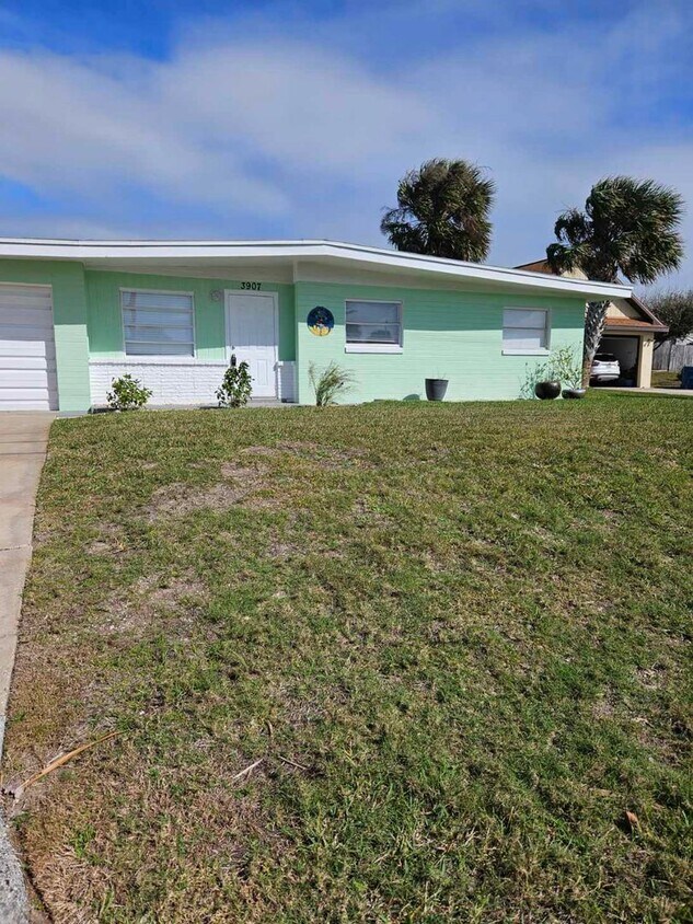 Primary Photo - 3 bedroom 2 bath Single family home locate...