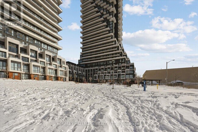 Photo du bâtiment - 10 Inn On The Pk Dr