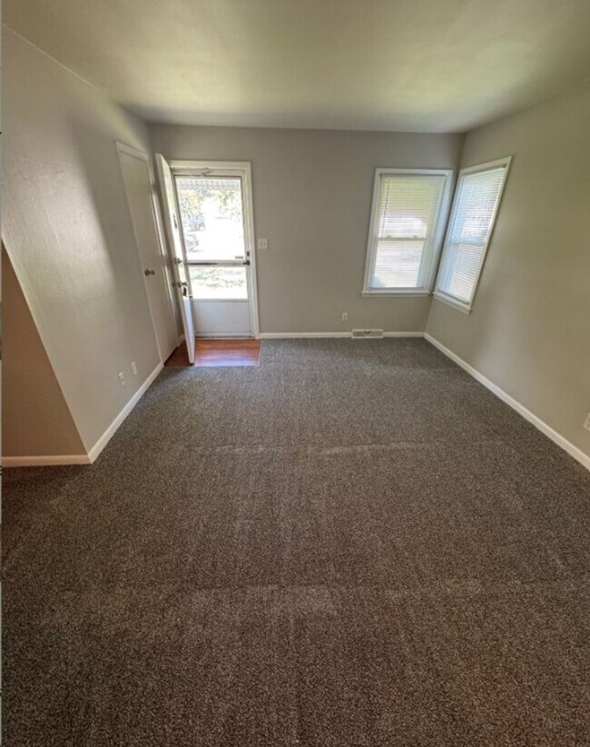 Foto del edificio - Coming Soon: Cozy 3-Bedroom Home with Scre...