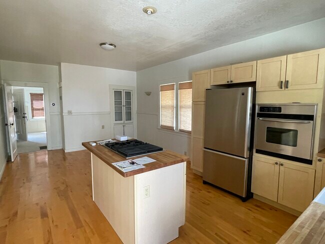 Building Photo - 870 Joaquin Ave