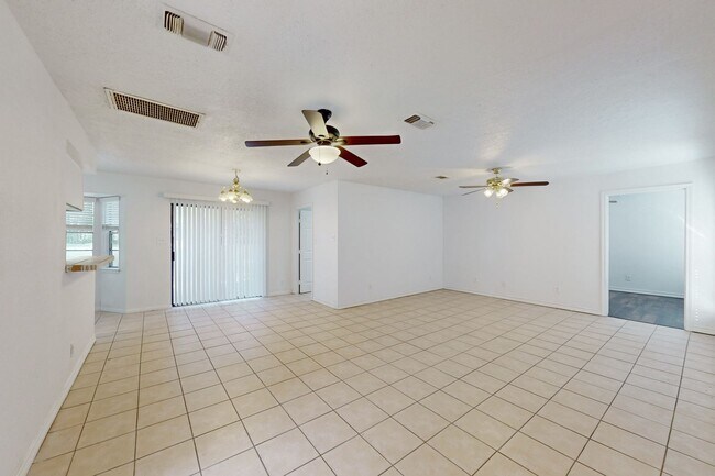 Foto del edificio - 4 bedroom and a flex room 2 bath in Colleg...