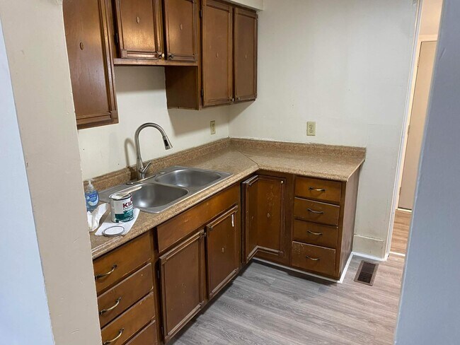 Kitchen - 304 E 8th Ave