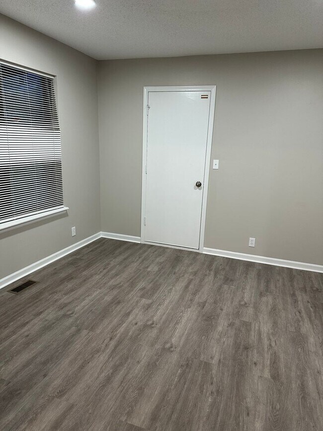 Foto del edificio - Newly Remodeled 4 Bedroom house on one acer