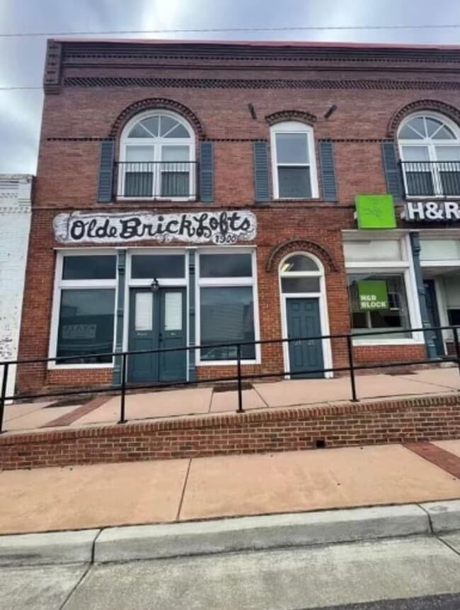 Building Photo - 25 W Oak St