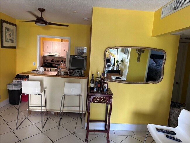 Foto del edificio - 424 N Riverside Drive Unit 201